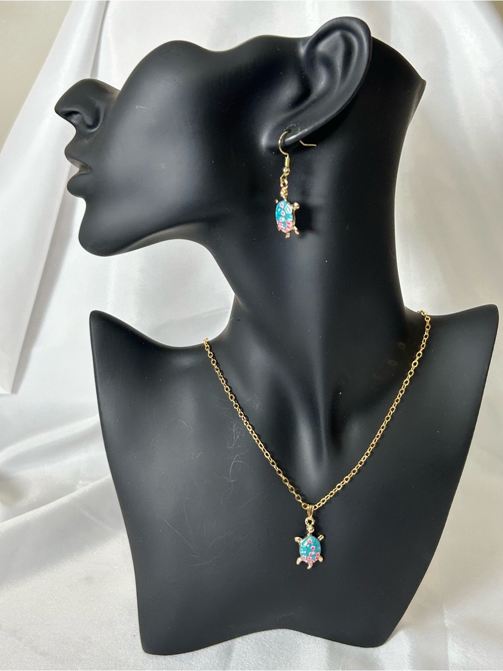 Adorable Enamel Gold Tone Turtle Necklace & Earring Set.
